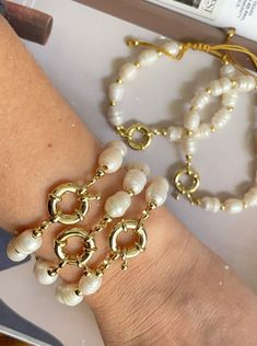 Bracelet réglable perles et fermoir doré Pulseras Aesthetic, Adjustable Necklace, Gold Pearl, Adjustable Bracelet, Gold Gold, Infinity Bracelet, Diy Jewelry, Necklaces, Screen