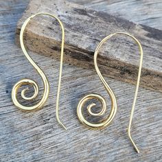 Gold Tone Spiral Brass Earrings, Tribal Dangle Earrings, Swirl Boho Earrings, Minimalist Spiral Hook Earrings, Geometric Brass Jewelry Material :- High Quality Brass  DIMENSIONS: ✨ Length: 2 inch (Approx) ✨ Width: 1 inch (Approx) Free Delivery To USA And UK Customers Ship With UPS Service ( Secure, Fast Reliable ) 🔗 Visit Our Shop: https://yesindiatreasures.etsy.com ✨ Thank you for choosing YesIndia Treasures. Let your style shine bright! Wire Earrings Handmade, Earrings Geometric, Earrings Minimalist, Brass Jewelry, Wire Earrings, Brass Earrings, Jewelry Earrings Hoops, Hook Earrings, Boho Earrings