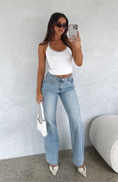 Light Washed Jeans Outfit, Mid Rise Jeans Outfit, Light Wash Jeans Outfit, Spn Dr, Mid Rise Straight Leg Jeans, Shot Book, Chic Jeans, Jeans Light Blue, Frayed Hem Jeans