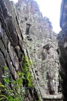 an image of a stone wall that looks like it has been built into the ground