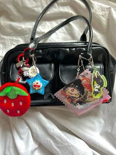 тгк:комартс Bag Trinkets, Bags With Keychain Aesthetic, Purse Charms Aesthetic, Bags With Charms Aesthetic, Aesthetic Bag Charms, Bag Charms Aesthetic, A Girl Like Me, Street Style Aesthetic