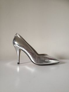 omaggio a rebecca horn scarpa decolleté in vera pelle color argento lucido. numero 38. mai state indossate. Metallic Silver Heels With 4-inch Heel For Formal Occasions, Metallic Silver Leather Heels With Pointed Toe, Silver Heels With Sculpted Heel For Gala, Silver Almond Toe Heels With Sculpted Heel, Modern Metallic Heels With 4-inch Heel, Classic Silver Heels With 4-inch Heel, Silver Heels With Sculpted Heel For Evening, Silver Fitted High Heel Court Shoes, Formal Metallic Silver Leather Heels