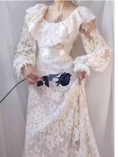 Détails de l'article :

 Numéro de produit : C511

 Tissu: Dentelle

 Silhouette：Une ligne

 Manches : manches longues.

 Style du dos : fermeture éclair. White Wedding Dresses, Long Sleeve Lace, White Wedding, White Lace, Custom Sizing, A Line, Wedding Dresses, Long Sleeves, Weddings