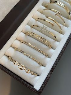 Spring Jewelry Trends, Unique Gold Jewelry Designs, Expensive Jewelry Luxury, Wrist Jewelry, Luxe Jewelry, Jewelry Accessories Ideas, Spring Jewelry, Girly Accessories, Jewelry Fashion Trends