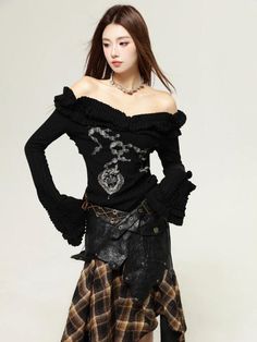 Mit diesem atemberaubenden Top mit Cut-Out-Schultern verleihen Sie Ihrer Garderobe einen Hauch von Fairy Grunge. Das schulterfreie Design, kombiniert mit aufwendigen Spitzendetails und einem gerüschten Ausschnitt, sorgt für einen einzigartigen, kantigen Look. Dieses Top ist perfekt für Lagenlooks oder zum alleinigen Tragen. Es ist vielseitig und stilvoll und somit ein Must-have für jede modebewusste Person.



 Feenhafte Grunge-Ästhetik

 Weiches Material

 Ausgeschnittenes Detail an der Schulter

 Elastische Träger an der Schulter

 Gerüschte Träger

 Aufdruck der Halskette mit Kreuz und Herz auf der Vorderseite

 Rüschendetails an Hals und Manschetten

 Schulterfrei

 Lange Ärmel

 Ausgestellte Manschetten

 Baumwolle Grunge Cut, Cut Out Shoulder Top, Fairy Grunge Aesthetic, Moda Grunge, Jeans Patchwork, Crop Pullover, Cross Heart, Jogger Pants Casual, Denim Hoodie