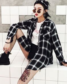 Vintage Long Sleeve Plaid Shirt Black And White Plaid Shirt Outfit, Plaid Grunge Tops For Streetwear, White Plaid Shirt Outfit, Plaid Blouse Outfit, Oversized Plaid Shirt Outfit, Black And White Plaid Shirt, Plaid Long Sleeve Grunge Shirt, Retro Long Sleeve Plaid Shirt, Plaid Cotton Grunge Shirt