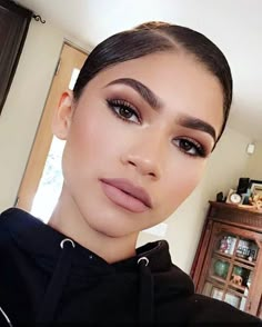 zendaya and makeup image Natural Prom Makeup, Morning Makeup, Beauty Make-up, Braut Make-up, Zendaya Coleman, Prom Makeup, Matte Lip, Makeup For Brown Eyes