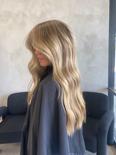 Blond Highlights In Blond Hair, Honey Blonde With Curtain Bangs, One Colour Blonde Hair, Full Blonde Babylights, Blonde Hair W Brown Roots, Sandy Lived In Blonde, Gigi Hadid Dirty Blonde Hair, Dirty Blonde Hair Inspo Color, Blonde Balayage Partial