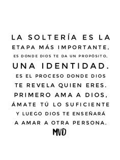 a black and white photo with the words in spanish above it, on a white background