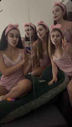 girls sleepover, matching pjs, facemasks Girls Slumber Party Aesthetic, Self Care Sleepover, Skin Care Sleepover, 5 Girls Aesthetic, Slumber Party Photoshoot Ideas, Galentines Sleepover Aesthetic, Pink Sleepover Aesthetic, Sleepover Sweet 16, Pink Birthday Sleepover