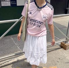 #football #emirates #longskirtaesthetic #white #aesthetic #aestheticfit #pink #pinkfit #coquette  #cute #cutefit #nice #nicefit Katie Sturino, Football Jersey Outfit, Woman Dresses, Jersey Outfit, Look Of The Day, Football Outfits, Star Style, White Skirt, 가을 패션