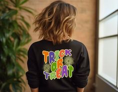 It's Spooky Season! This Retro Trick Or Treat Sweatshirt is the perfect blend of trendy and spooky for Halloween! This could be the perfect crewneck to wear to school, trick or treating, or to wear to your next Halloween Party. Grab yours today! SillyPrintzStudio - Etsy Teacher Costume, Teacher Costumes, Sweatshirt Trendy