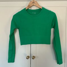 Never Worn Nwot Offline By Sidewalk Seamless Long Sleeve Cropped T-Shirt. Green Cropped Sporty Tops, Green Sporty Crop Top, Sporty Green Crop Top, Basic Green Seamless Tops, Green Seamless Crop Top, Basic Green Stretch Crop Top, Green Seamless Tops For Workout, Green Stretch Crew Neck Crop Top, Basic Green Cropped Top