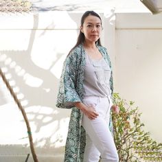 Cette robe kimono en batik est fabriqué à partir de tissu de coton blanc qui est ensuite estampé et teint à la main en utilisant une technique de cire et de teinture batik vieille de 700 ans. Le tissu batik est également ensuite cuit au soleil.



 Cette robe kimono en batik est conçue à Manhattan Beach, en Californie et fabriquée à la main par des artisans de Java, en Indonésie.

 Veuillez vous attendre à une certaine variation de couleur en raison de la teinture à la main et du processus de sé Cotton Batik Print Kimono For Spring, Spring Cotton Kimono With Batik Print, Casual Cotton Kimono With Natural Dye, Bohemian Cotton Kimono With Batik Print, Cotton Kimono With Natural Dye And Relaxed Fit, Cotton Kimono With Natural Dye And Kimono Sleeves, Summer Batik Print Long Sleeve Kimono, Cotton Block Print Kimono, Cotton Kimono With Block Print