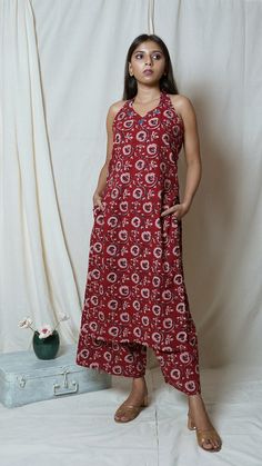 Neck For Sleeveless Kurti, Cotton Kurti With Pants, Cotton Summer Outfits, Cotton Suit Designs Sleeveless, Natural Cotton Clothing, Printed Cotton Dress Summer, Sleeveless Kurti Neck Designs, V Neck Sleeveless Kurti, Block Print Kurti Designs Cotton