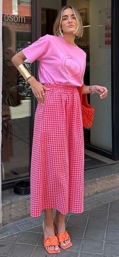 Street Style 2024 Summer Pink Skirt Street Style, Summer Street Style 2024 Women, Colorful Summer Fashion, Quirky Summer Outfits, Walking References, Maximalist Outfit, Preppy Wardrobe, Style Challenge