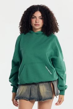 For an oversize fit choose one size above yours. Boxy fit hoodie. 100% cotton. 400 g/m² French Terry. Green color. Logo and graphics screen printed on the front. Cold Culture label included. Male (189cm, 6'2"): L - Female (163cm, 5'4"): M - National Shipping 24-48H (Spain / Portugal) - CORREOS EXPRESS - European Shipping 48-72H - FEDEX - International Shipping 5-7 working days - FEDEX Oversized Green Sporty Hoodie, Sporty Green Sweatshirt With Kangaroo Pocket, Green Hooded Sweatshirt With Logo Print, Oversized Green Hoodie For Streetwear, Green Hoodie With Ribbed Cuffs For Streetwear, Urban Green Hoodie With Kangaroo Pocket, Green Urban Hoodie With Kangaroo Pocket, Green Relaxed Fit Hoodie With Kangaroo Pocket, Green Hoodie With Kangaroo Pocket And Relaxed Fit