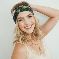 Das Original GetFabulous Headband ist so viel mehr als nur ein Knotenhaarband! Ein GetFabulous Basic Headband begleitet Dich über Jahre wie ein treuer Freund. Es ist unglaublich formbeständig, in der Waschmaschine waschbar und streichelzart. Fashion Lovers aufgepasst! Lasse mit diesem hochwertigen Haarband den immer wieder aktuellen Hippie/Boho-Look im Alltag aufleben. Maße: Höhe: 10,5 cm, Breite: 24cm Stoffzusammensetzung: 93% Viskose, 7% Elasthan Hinweis: Je nach Stoffzuschnitt variiert das Muster des Haarbandes. Jedes Haarband ist also ein Unikat und sieht etwas anders aus ! 😉 Bohemian Summer Headband, Bohemian Headband For Summer, Bohemian Summer Hair Accessories With Matching Headband, Bohemian Summer Headband Gift, Summer Beach Headband Headpiece, Summer Gift Headpiece With Matching Headband, Adjustable Summer Band Headband, Adjustable Green Hair Accessories For Gift, Green Headband For Summer Beach