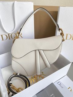 Charm - Dir Bags - 1122 Hand Bags Luxury, White Designer Bag, Hand Bags Designer, Luxury Things, My Style Bags, Luxury Bags Collection, White Purse, Dior Vintage, Girly Bags