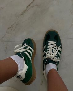 Gucci Gazelle Green, Men Shoes Aesthetic, Adidas X Gucci, Sneakers Gucci, Quoi Porter, Hype Shoes, Shoe Inspo, Aesthetic Shoes