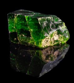 13 Green Rocks and Minerals – The Green Hues of Rockhounding in Jaw-Dropping Pictures! Green Minerals Rocks, Green Rocks, Types Of Green, Mineral Identification, Chrome Tourmaline, Rough Gems, Small Figurines, Green Earth, Cool Rocks