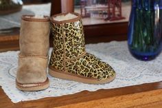 Repurpose beat up boots...using duct tape!! http://windsorpeak.com/vbulletin/showthread.php?427967-Duck-tape-plus-old-Uggs-equals Ugg Repair, Leopard Print Uggs, Restyling Clothes, Upcycled Wardrobe, Duck Tape Projects, Thrift Boutique, Refashioned Clothing, Boots Leopard, Uggs For Cheap