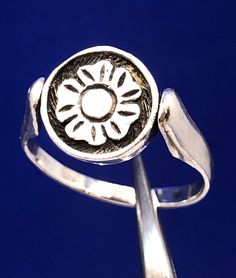 * Vintage Sterling Silver Flower Kissing Couple Silhouette Reversible Flip Ring * Ring size: 9.0 * Top of ring measures: 1/2" x 1/2" * Band width: 2.47 mm * Ring weight: 5.7 g * Marked: 925 * Ring can be resized for an additional fee. * Condition: As pictured. * S5711    Exported By ExportYourStore :) Flip Ring, Couple Silhouette, 925 Ring, Sterling Silver Flowers, Silver Flowers, Ring Ring, Vintage Sterling Silver, Favorite Jewelry, Beauty Book