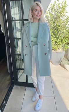 Holly Willoughby Style, Light Blue Coat, Pastel Outfit, Holly Willoughby, Mode Casual, Green Coat, Coat Outfits, Colourful Outfits