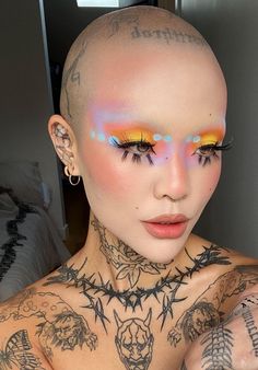 Meicrosoft Makeup Look, Futuristic Makeup Looks, Trippy Makeup, Avantgarde Makeup, Geometric Makeup, Best Haircuts For Women, Pride Makeup