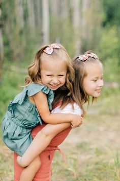 Photoshoot Sisters, Family Photo Outfits Winter, Family Photo Wall, Fall Family Photo Outfits, Photos With Dog, Utah Family Photographer, City Family, Lifestyle Photography Family, Southern Utah