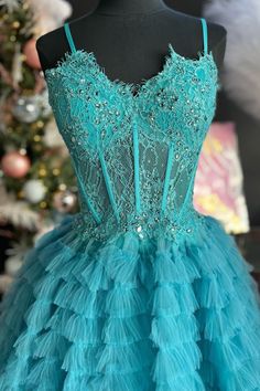 Vestido de fiesta largo de encaje periwinga con volantes con volantes Prom Dress With Ruffles, Dresses Sweet 16, Princess Evening Dress, Feather Prom Dress, Prom Dress Pictures, Dress Websites, Skirt With Ruffles, Dresses Graduation, 2023 Prom