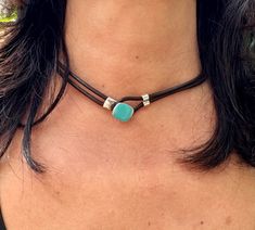 This beautiful leather necklace is handmade to order by me using real leather cord - 3mm, antique silver plated zamak with turquoise enamel colour.  📌 HOW TO CHOOSE YOUR CHOKER SIZE: The best way to take your measuring is by using a flexible measuring tape on your neck.  Please make sure that the tape is not loose around your neck , it should be just tight enough.  Whatever measurement you get, add 0.5 inches for comfort and that should be your choker size.  Please do not hesitate to contact me Boho Leather Necklace, Wrap Bracelet Tutorial, Leather Choker Necklace, Leather Jewellery, Diy Jewelry Necklace, Modern Bracelets, Boho Choker, Necklace Turquoise, Boho Leather