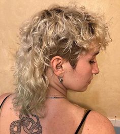 Curly Balayage Hair, Mullet Hairstyles, Girls With Curly Hair, Instagram Hairstyles, Mullet Haircut, Modern Mullet, Curly Mullet, Curly Hair Types, Blonde Curly Hair