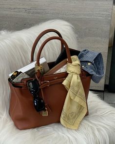 #style #stylish #styleblogger #instagram #lifestyle #casual #fashion #bag #aesthetic #luxury #сумка #стиль #эстетика #уличнаямода #роскошь #accessories #аксессуары Uni Bag, Inside My Bag, Handbag Essentials, What In My Bag, Jane Birkin, Bags Aesthetic, Essential Bag