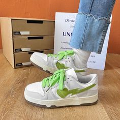 Erleben Sie den Rausch des Retro-Stils mit VVS RETRO CASUAL SNEAKER! Mit einem eleganten, lasergeschnittenen Design für einen waghalsigen Streetwear-Look werden Sie sich mit diesen einzigartigen Sneakern in jeder Situation mutig und gewagt fühlen. Setzen Sie mit VVS ein Statement!

 SPEZIFIKATIONEN 









 Niedriger Absatz (1-3 cm)










 Fit 
Fällt normal groß aus. Nehmen Sie Ihre normale Größe.















 Verschlusstyp
 Schnüren 







 Obermaterial
 Mikrofaser 



























 Aufgrund der hohen Nachfrage nach unseren Produkten und der komplexen Prozesse zur Sicherstellung ihrer Qualität bitten wir Sie um Geduld, während wir uns bemühen, Ihre Bestellung innerhalb des geschätzten Zeitrahmens zu erfüllen. Bitte beachten Sie, dass die Lieferung Ihrer Bestellung Photo Chain, Santa Cruz Shirt, Unique Sneakers, Lasercut Design, Retro Stil, Dinosaur Print, Cut Design, Shoe Sale, Low Heels