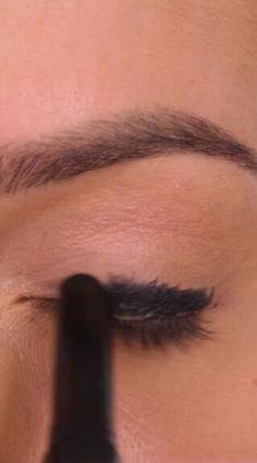 This guide shares an easy smokey eye makeup look. Learn how to do smokey eyes in this quick post. Perfect Smokey Eye, Easy Smoky Makeup, How To Do A Smokey Eye Step By Step, Easy Smoky Eyeshadow Tutorial, Beginner Smokey Eye, Dark Eye Makeup Tutorial, Simple Smoky Eye, Smokey Eyeliner Look