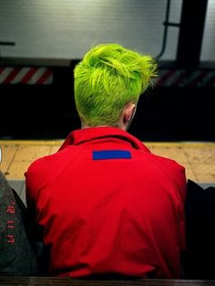 Dyke Hair, Bright Green Hair, Queer Hair, Foxhole Court, Hair Dyes, Sassy Hair, Lovely Creatures, Textured Top