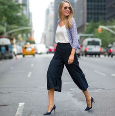 culotte-pants-scarpin-blouse-whit Boho Work Outfit, Spring Office Outfits, New York City Street Style, How To Wear Culottes, Clothes For Women Over 50, Mode Boho, Summer Work Outfits, Power Dressing