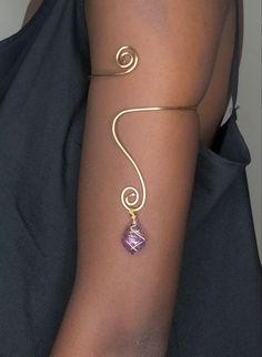 Arm Band Aesthetic, Arm Cuffs Aesthetic, Arm Cuff Jewelry Black Women, Wire Wrapped Arm Cuff, Arm Bands Jewellery, Gold Wire Jewelry Diy, Brass Wire Jewelry, Arm Cuff Aesthetic, Arm Cuffs Jewelry