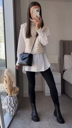 Outfit Botas, Sweater Vest Outfit, Winter Fashion Outfits Casual, Winter Leggings, Chic Sweaters, Vest Outfits, Looks Chic, Autumn Outfit, Business Casual Outfits