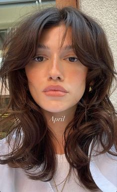 Bangs With Frizzy Hair, Wolfcut Side Part, Wavy Hair Short Layers, Medium Length Hair Shag, Wavy Mid Length Hair With Layers, 60s Midi Cut, Shaggy Medium Length Hair, Layered Curly Hair Medium, Dark Brown Shag