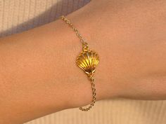 "Shell Bracelet ♡ CHAIN: 24K gold/silver plated chain with anti tarnish processing (allergic skin safe + nickel and lead free). Comes with 1\" (2.54cm) extender (extra length on the top of the selected one) CHARM: 24K gold/sterling silver dipped (high quality plating) clam shell, measures 20x15mm INITIAL: Personalize it with hand stamped custom initial disc. Attached to the very end of the extender chain. SIZING: When choosing a length of your bracelet from the drop down menu, please follow thes Bracelet Seashell, Bracelet Ocean, Ocean Bracelet, Seashell Bracelet, Beach Bracelet, Silver Sea, Beach Bracelets, Seashell Jewelry, Shell Bracelet