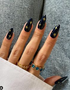 blue and gold star festive nails. christmas nail ideas Star Nail Designs, Dark Blue Nails, Unghie Sfumate, Navy Blue Nails, November Nails, Fall Manicure, Nagel Tips, Galaxy Nails, Winter Nail Art