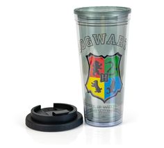 the hogwarts tumbler cup is next to a black lid and plastic container