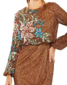 Ornée d'embellissements complexes et d'un motif floral vibrant, cette robe respire l'élégance et le charme. Le décolleté haut ajoute de la sophistication, tandis que le design multicolore apporte du dynamisme et de la vie à l'ensemble.



 Mac Duggal

 Tissu à paillettes (100 % polyester)

 Entièrement doublé sur tout le corps ; manches semi-transparentes non doublées

 Encolure haute

 Manches longues

 Motif floral à paillettes le long du corsage et de la manche

 Fermeture éclair dissimulée a Red Carpet Dresses Prom, Black Tie Gowns, Evening Gowns Online, High Neck Gown, Neutral Dresses, Wedding Guest Style, Holiday Party Dresses, Gorgeous Clothes, Jewel Neckline