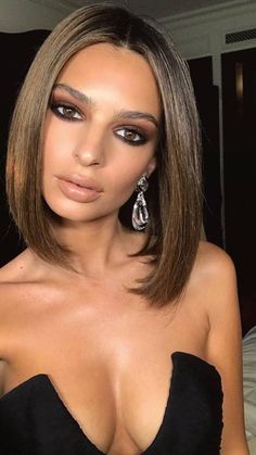 The 'mob bob' is the latest hair trend to come of the mob wife aesthetic. Read more about what the 'mob bob' haircut is here and how to style it for 2024. Summer Makeup Trends, Summer Makeup Looks, Lob Haircut, Mob Wife, Fresh Hair, Emily Ratajkowski, Gorgeous Makeup, Summer Makeup