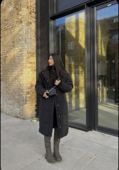 Long Puffer Coat Street Style, Puffer Coat Street Style, Puffer Coat Style, Trendy Winter Outfits, Lunch Outfit, Meeting Outfit, Black Puffer Coat, London Look, Trendy Outfits Winter