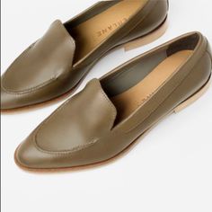 Everlane Modern Loafer Nwot Olive 100% Italian Leather Made In Italy Classic Flat Slip-ons For Fall, Classic Slip-on Flats For Fall, Classic Pointed Toe Slip-ons For Fall, Classic Fall Slip-on Flats, Casual Pointed Toe Moccasins For Office, Fall Office Flat Moccasins, Flat Moccasins For Office In Fall, Flat Moccasins For Office Wear In Fall, Classic Flat Moccasins For Work