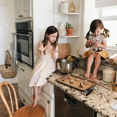 Cooking With Kids Aesthetic, Christian Homemaking Aesthetic, Generational Photography, Crunchy Mom Aesthetic, Christian Homemaking, Sisters Photoshoot Poses, Crunchy Moms, Mommy Daughter, Bobs Burgers