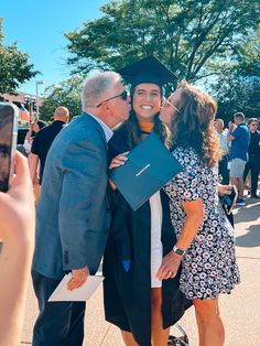 Graduation inspiration pictures with parents Graduation Parents Photo, 2024 Vision Board Family Aesthetic, Dad Daughter Graduation Pictures Outdoor, Parents With Daughter Aesthetic, Parents Aesthetic Photography, Happy Parents Aesthetic, College Graduation Family Pictures